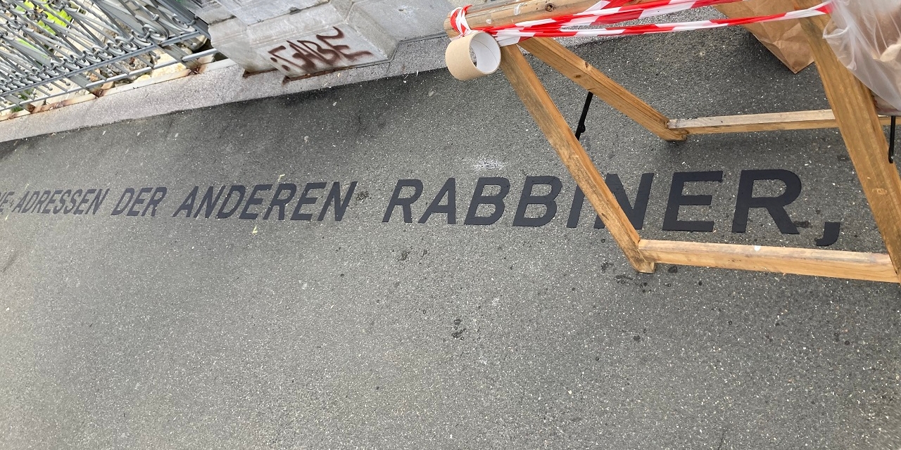 Schriftzug auf der Grazer Radetzkybrücke - Teil des "Lauftext" der Künstlerin Catrin Bolt.