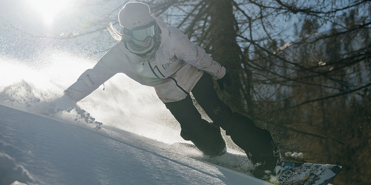 Anna Gasser im Tiefschnee am Snowboard
