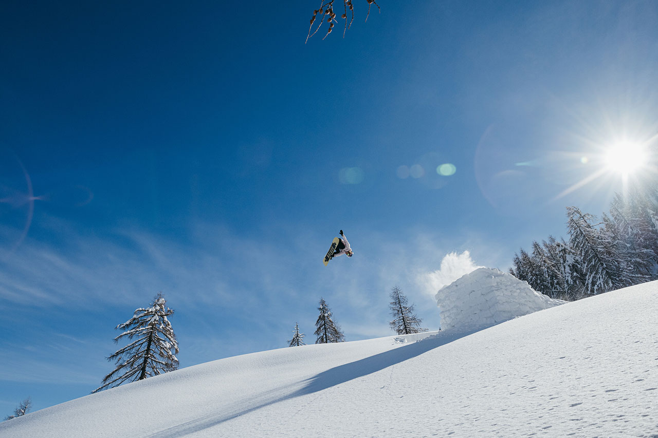Anna Gasser springt am Snowboard