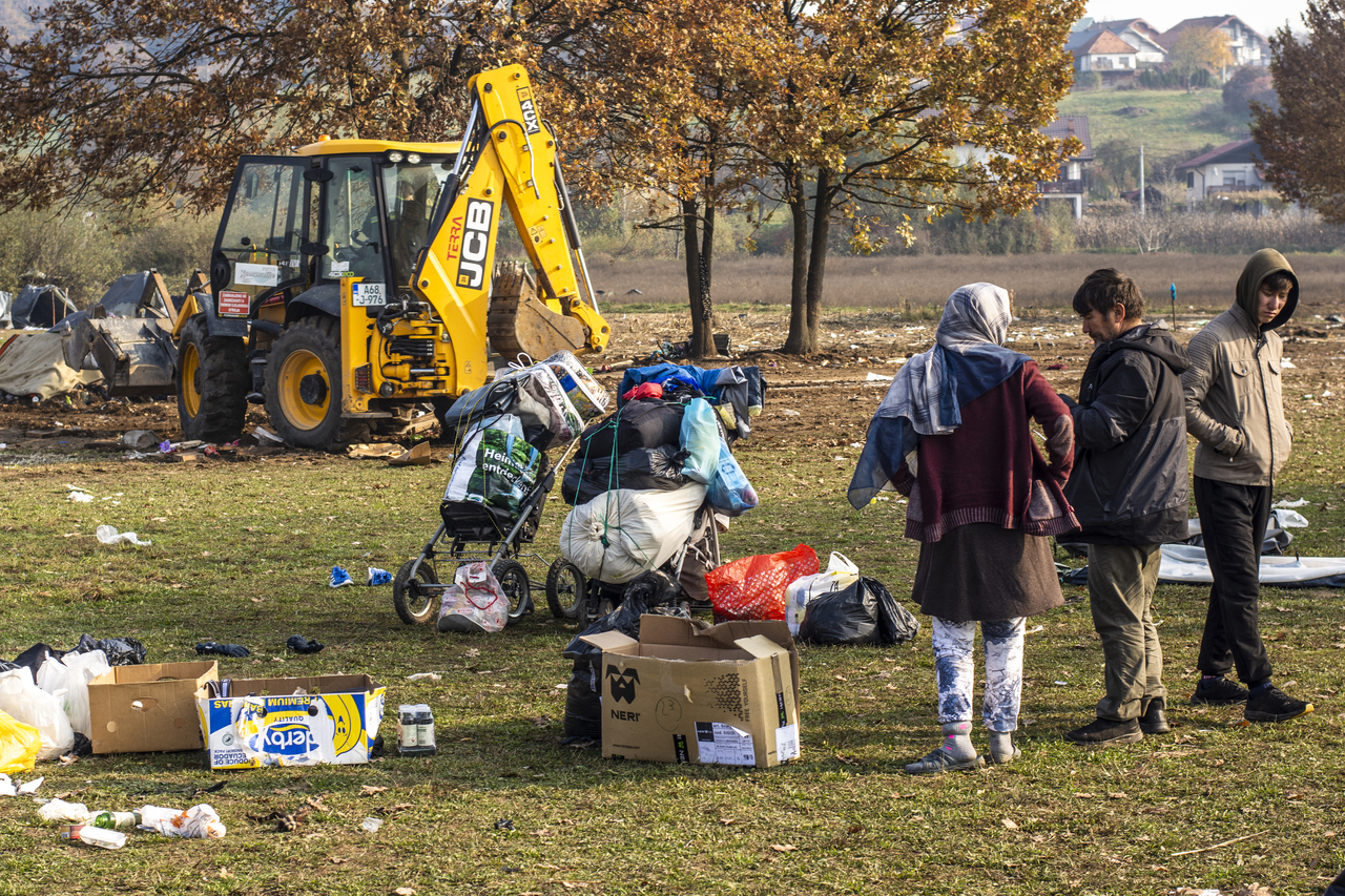 Bagger räumt Flüchtlingslager