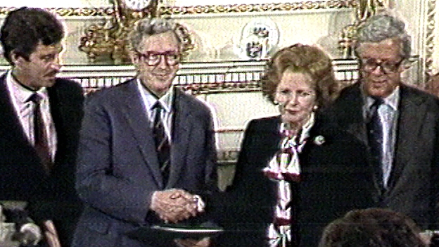 Margret Thatcher und Fitzgerald unterzeichnen Nordirlandabkommen