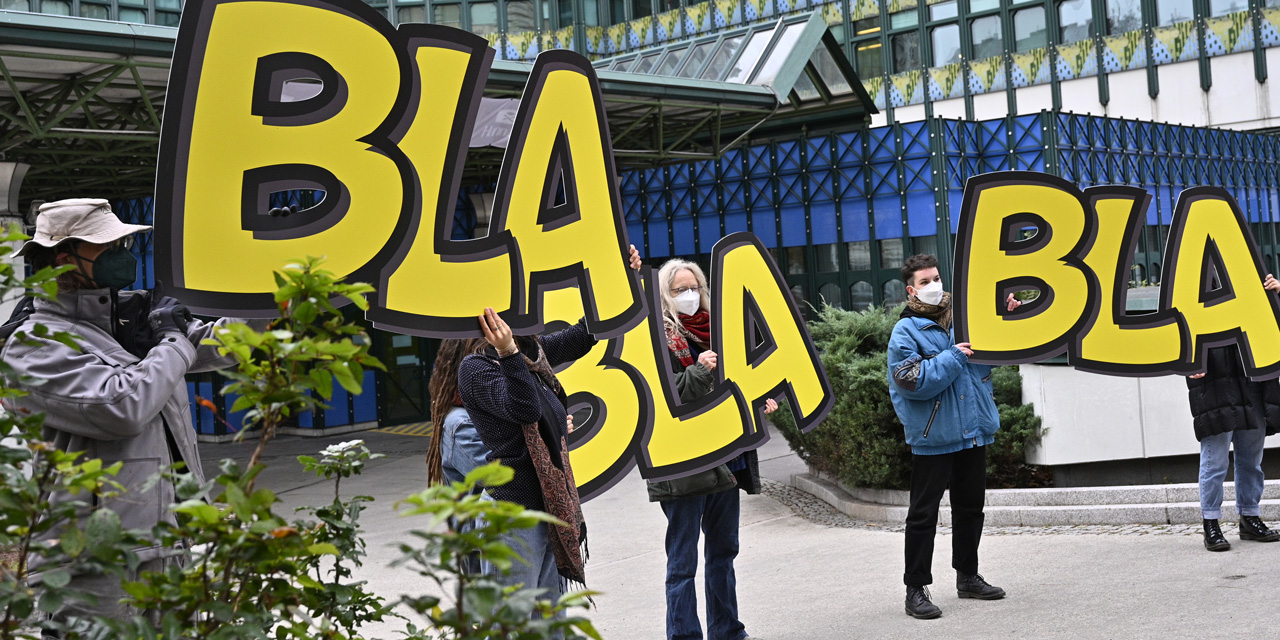 Aktivisten protestieren mit Bla, Bla, Bla Schildern
