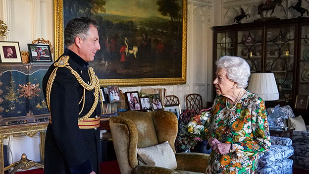 Queen Elizabeth II und General Sir Nick Carter