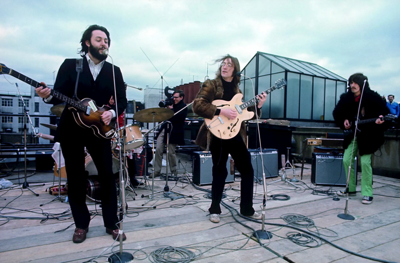 Die Beatles spielen auf einem Dach