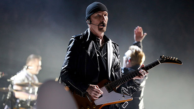 U2-Gittarist The Edge  auf der Bühne bei einem Konzert in Paris 2015