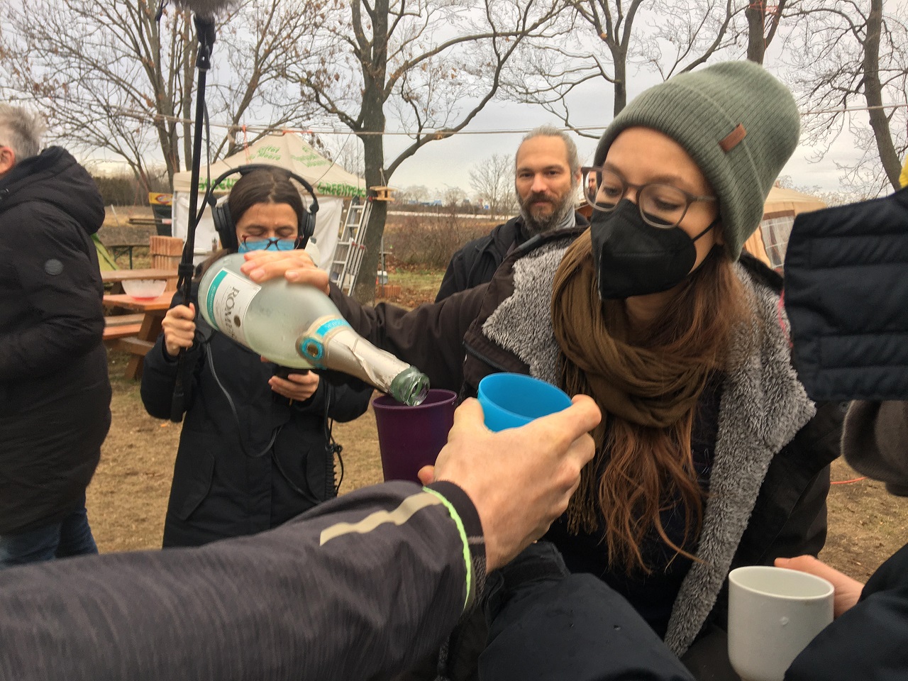 Lobaucamp-Aktivisten trinken Sekt