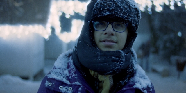 Ein 15-jähriger Geflüchteter aus Syrien, im Schnee im Winter in Bosnien. Szene aus der Doku "Shadow Game".