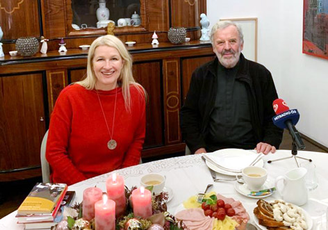 Claudia Stöckl und Pater Georg Sporschill