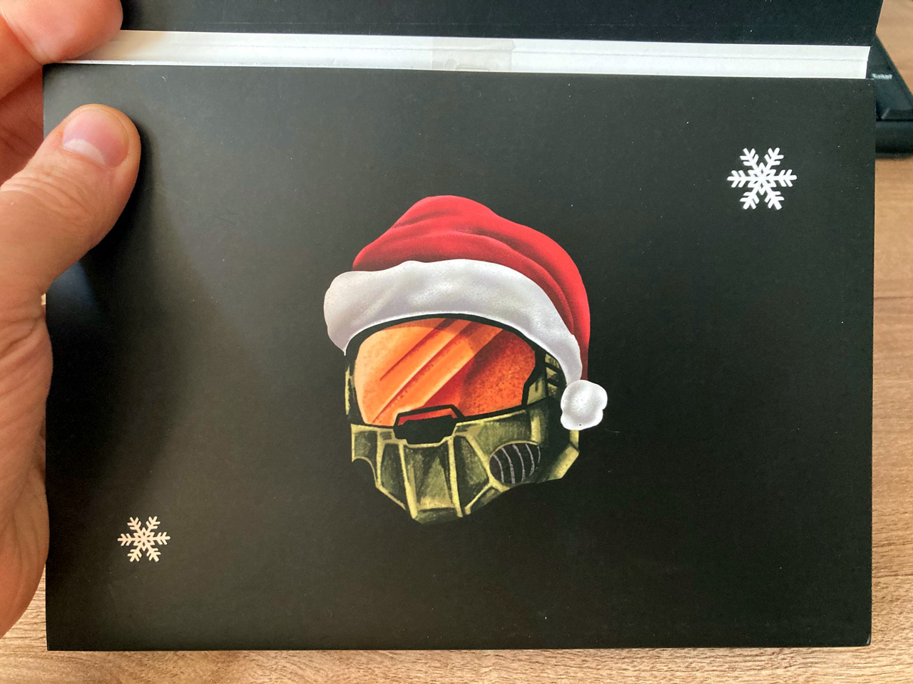 Foto einer Xbox-Weihnachtsgrußkarte mit dem Kopf des Master Chief mit Zipfelmütze.