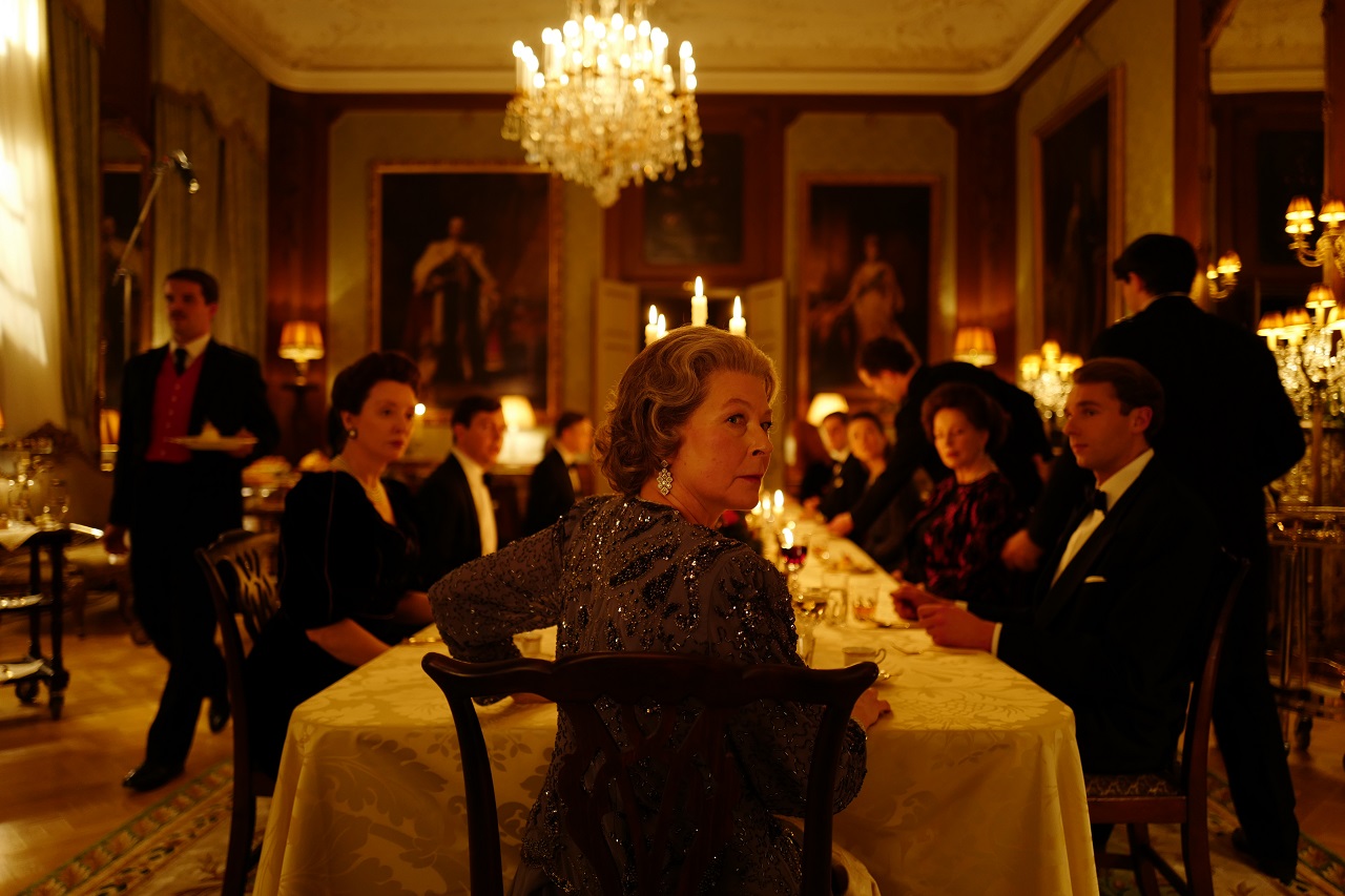 Die Queen und ihre private Tischgesellschaft, Szene aus dem Spielfilm "Spencer".