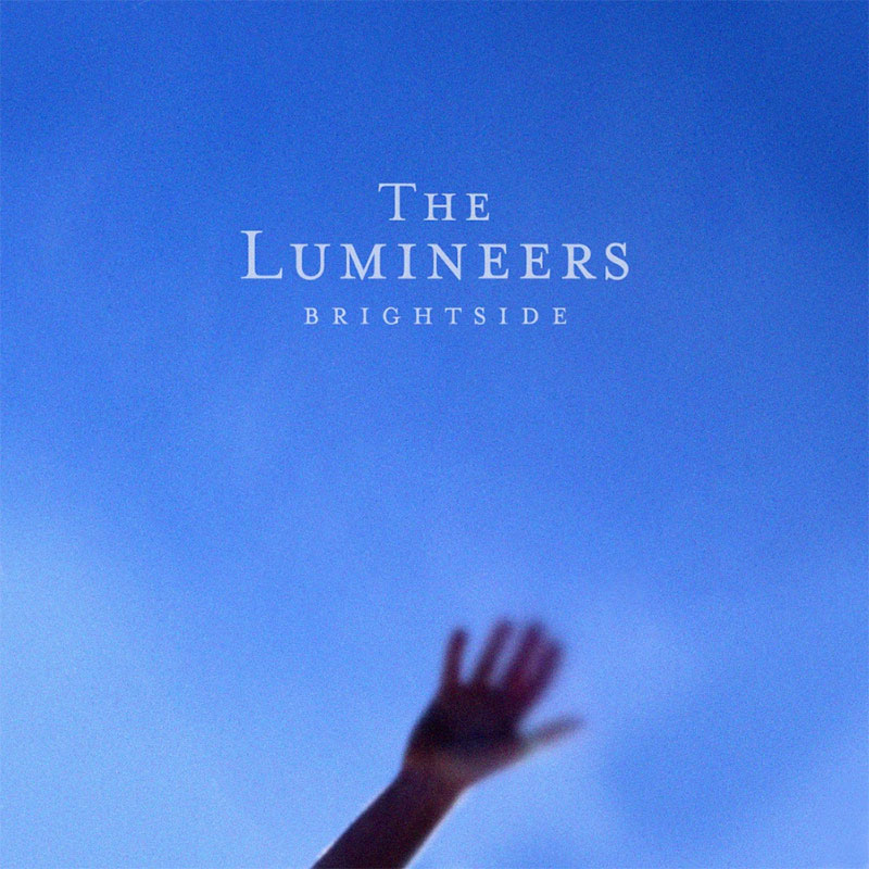 Albumcover von "Brightside" von The Lumineers. Darauf zu sehen eine ausgestreckte Hand und viel blauer Himmel