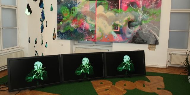 Ausstellungsobjekte, Videoinstallation, BOO in Form eines Kunstrasen