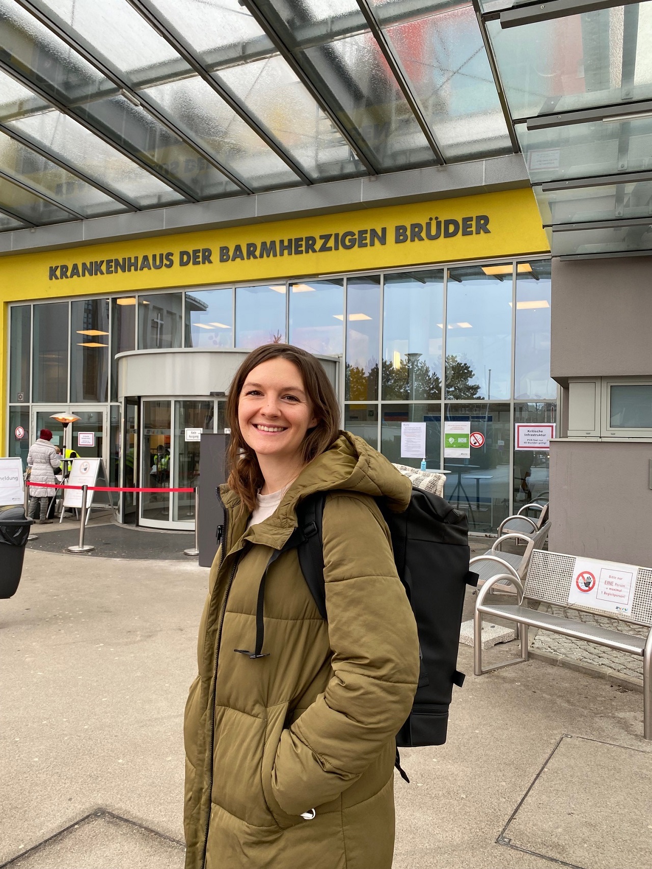 Shiatsu-Praktikerin Corina Horvath vor dem Krankenhaus in Eisenstadt