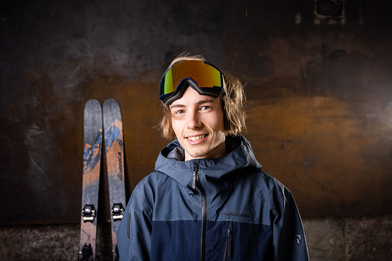 Valentin Rainer mit seinen Skiern