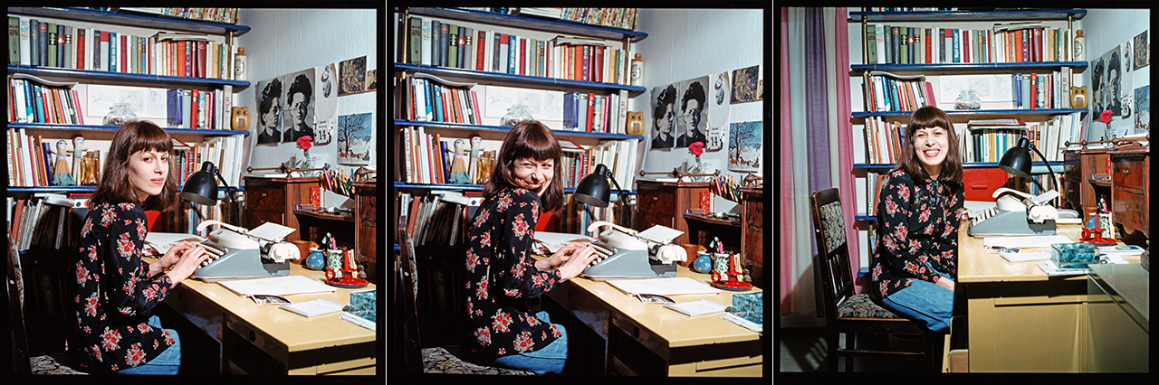Monika Helfer sitzt an der Schreibmaschine und lacht