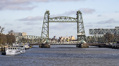 Holland Rotterdam baut Brücke für Superyacht von Jeff Bezos ab