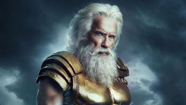 Arnold Schwarzenegger im Zeus Outfit mit langem, weißem Bart