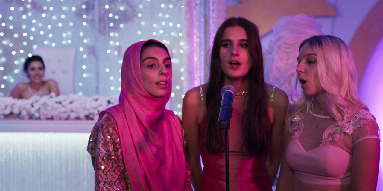 Drei junge Frauen singen bei einem Fest. Szene aus dem Spielfilm "Sonne" von Kurdwin Ayub.