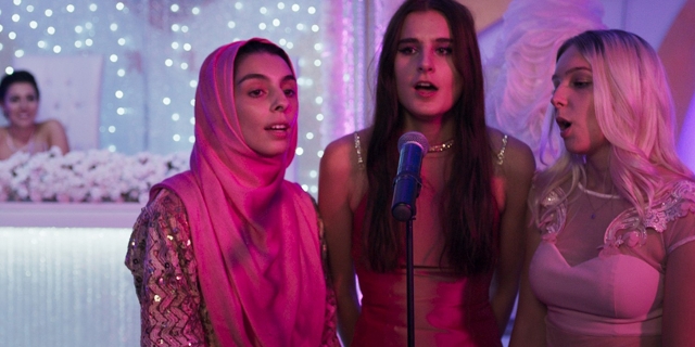 Drei junge Frauen singen bei einem Fest. Szene aus dem Spielfilm "Sonne" von Kurdwin Ayub.