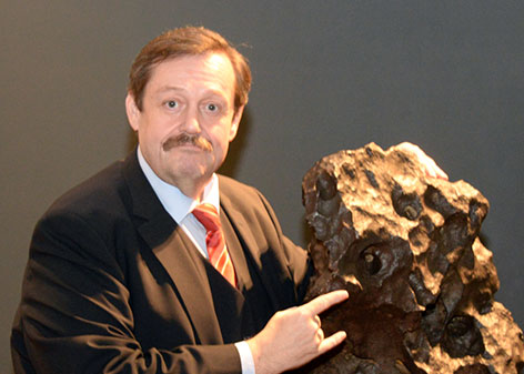 Werner Gruber mit einem Felsen im Naturhistorischen Museum in Wien