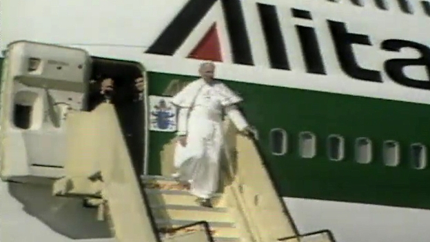 Papst Johannes Paul II. steigt aus Flugzeug 1986