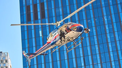 Ein Hubschrauber am Set von "Extraction 2" in Wien