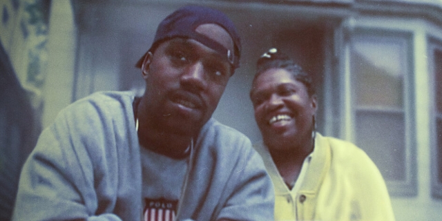 Kanye West und seine Mutter Donda vor dem Haus seiner Kindheit