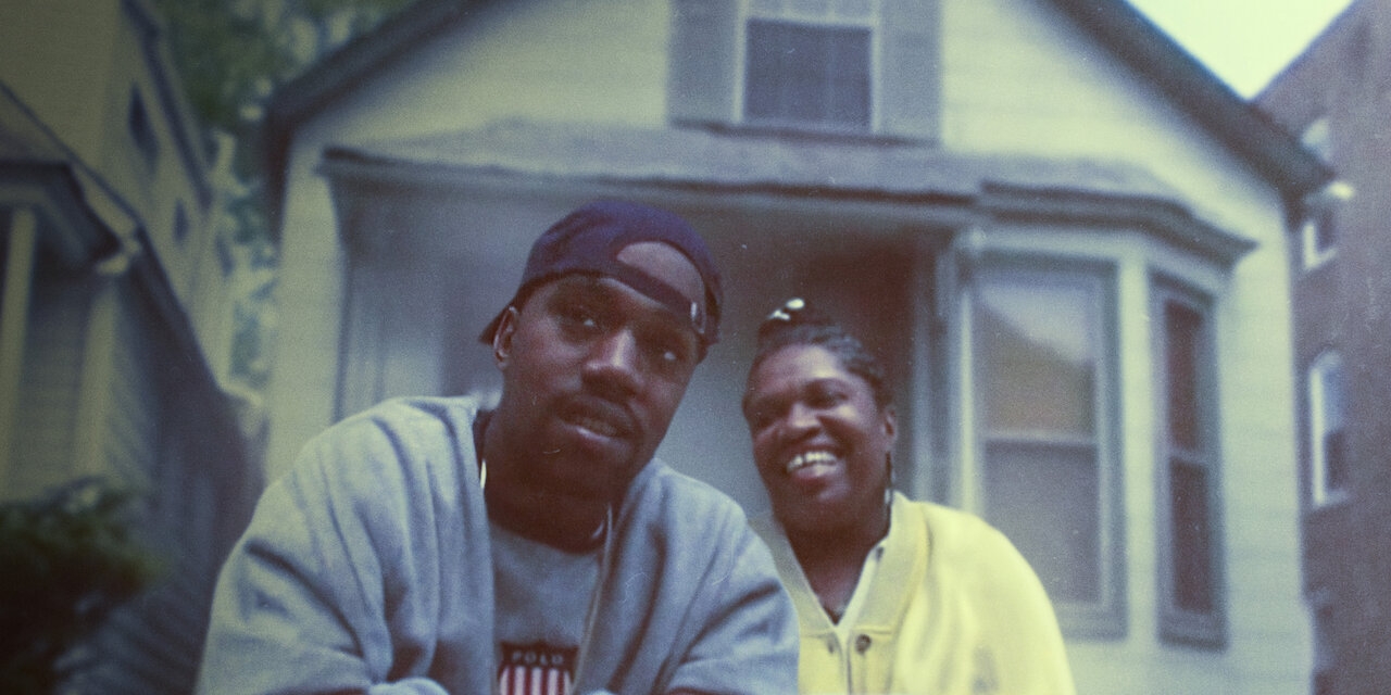 Kanye West und seine Mutter Donda vor dem Haus seiner Kindheit