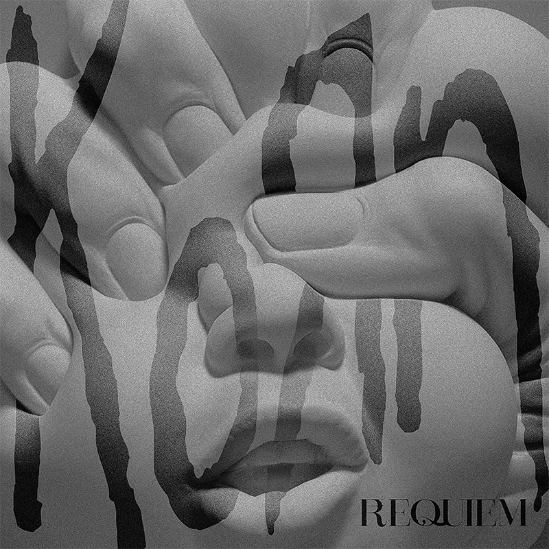 Albumcover von Korns "Requiem": Finger graben sich in ein Puppengesicht