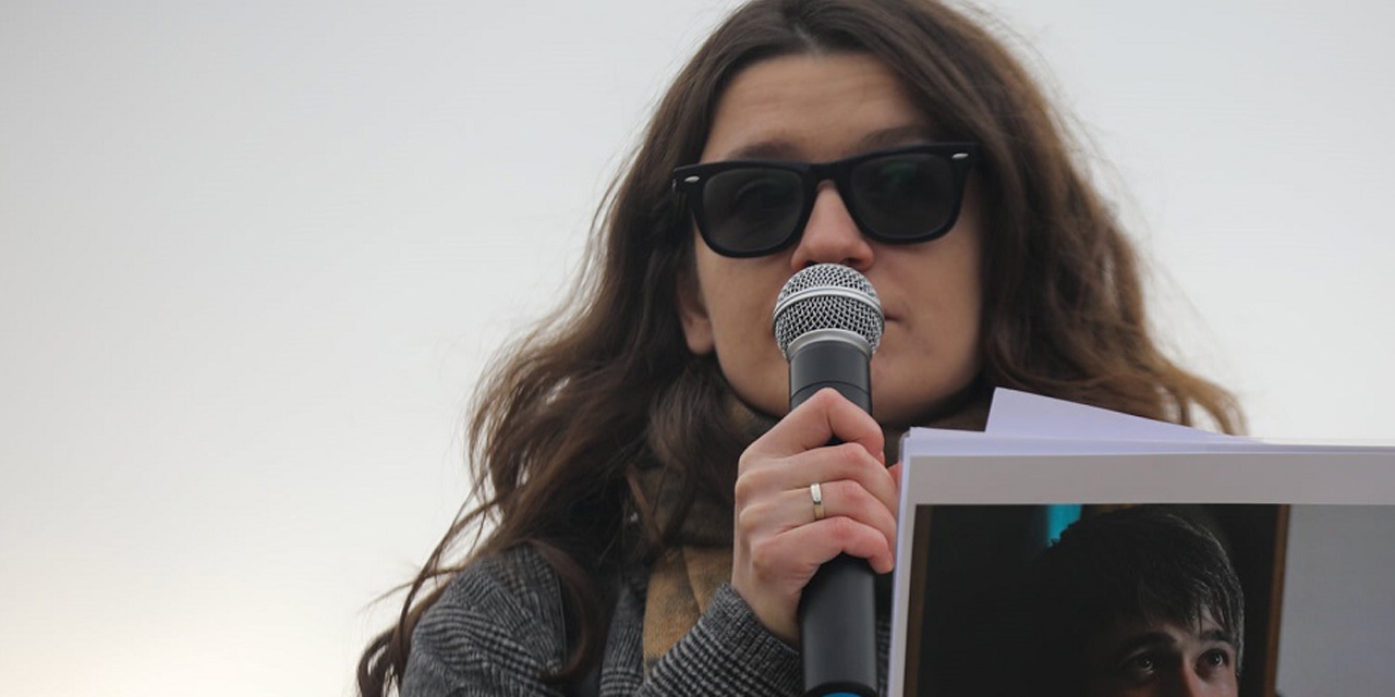 Autorin & Regisseurin Iryna Tsilyk hält eine Rede