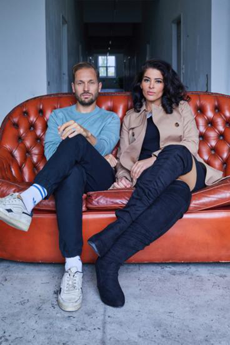 Samira El Ouassil und Friedemann Karig sitzen auf einer Couch