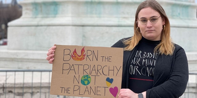 Claire Dilay Ece Kardas hält ein Schild mit der Aufschrift "Burn Patriarchy not the Planet"