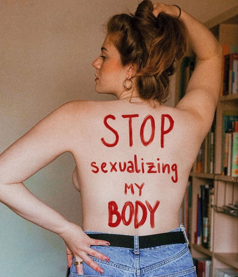 Hannah May Lou zeigt Achselhaare und feministische Botschaften
