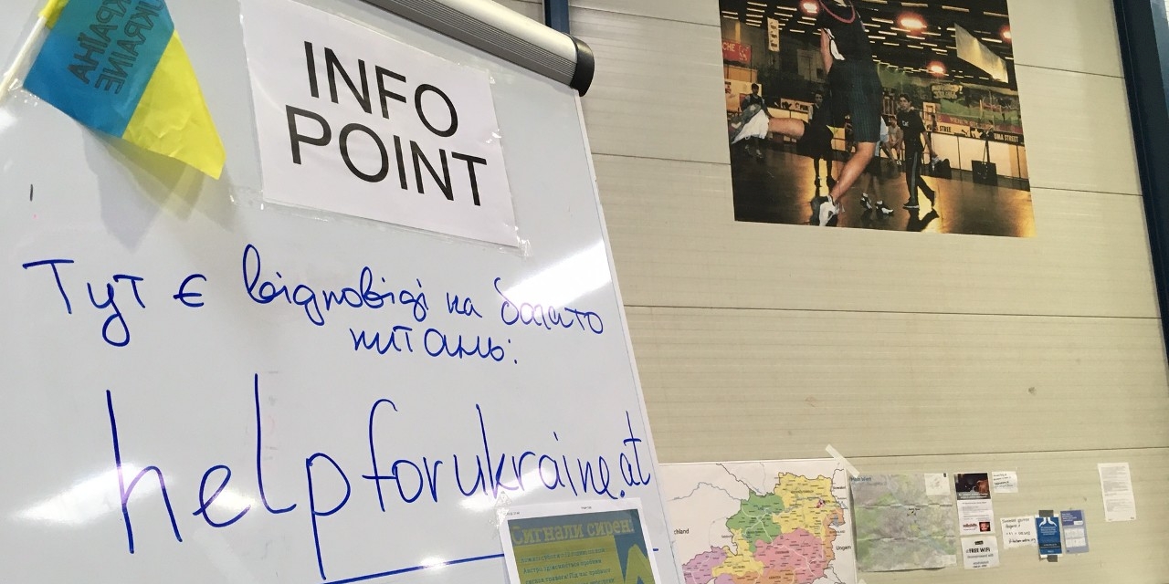 Im Ankunftszentrum gibt es erste Informationen an einem Info Point.