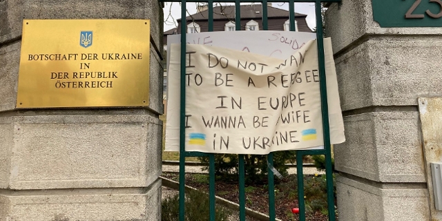 Ukrainische Botschaft mit Plakat