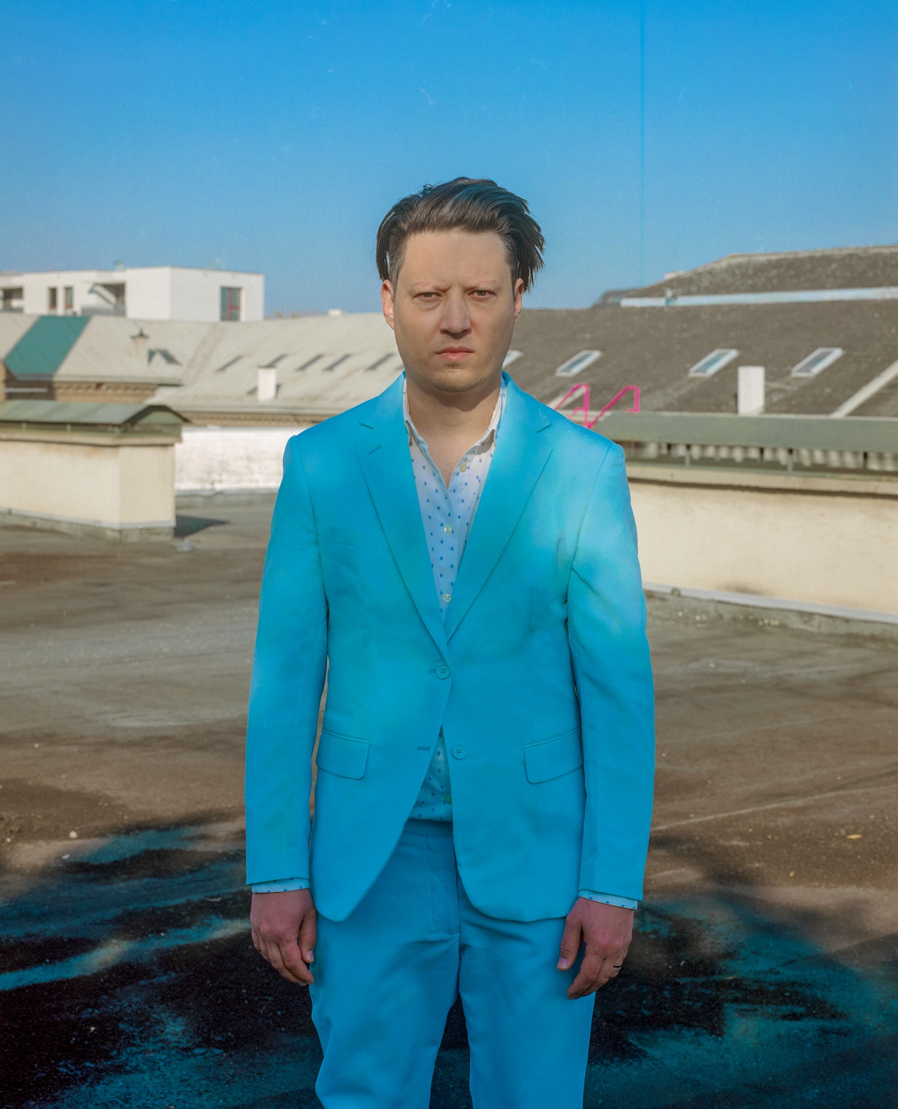 Portraitfoto von Konstantin Gropper von Get Well Soon im himmelblauen Anzug