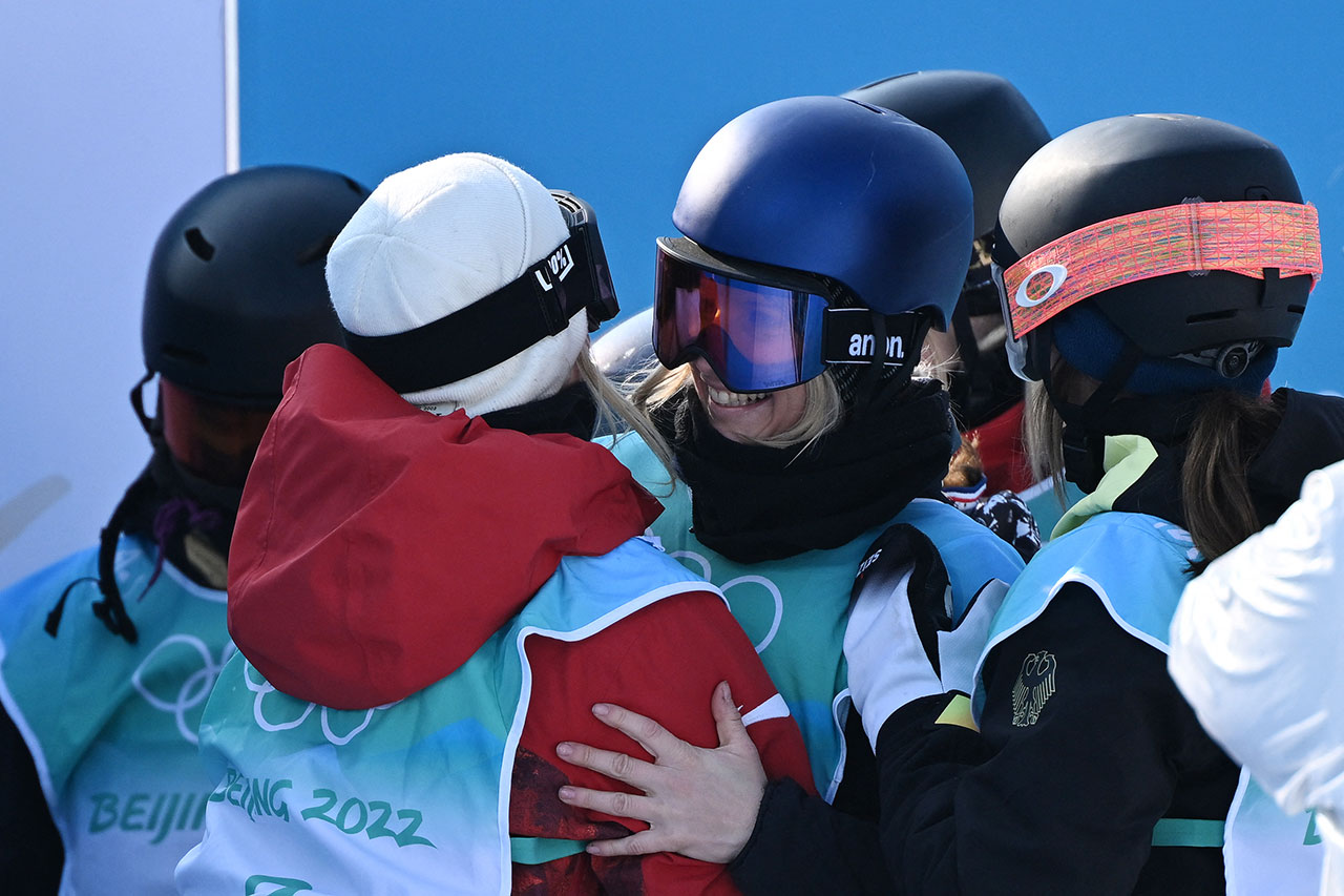 Snowboarderinnen freuen sich mit Anna Gasser nach ihrer Goldmedaille bei den Olympischen Spielen in Peking