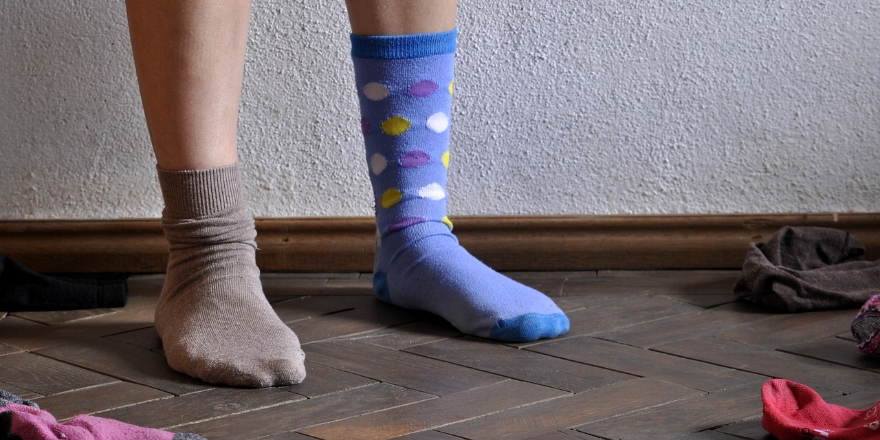 Füße mit zwei verschiedenen Socken an