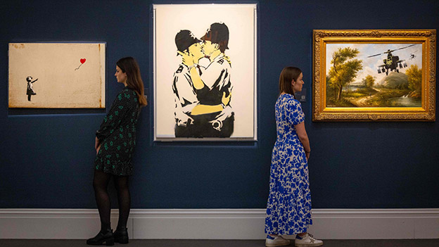 Banksy-Bilder "Girl with Balloon", "Kissing Coppers" und "Vandalised Oils (Choppers)"
