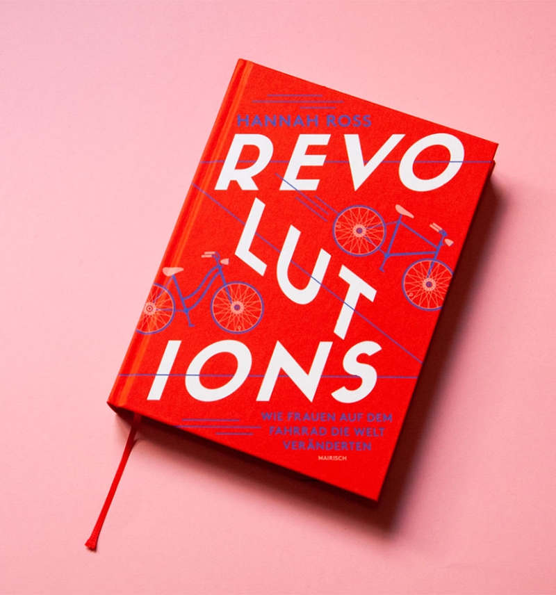 Hanna Hoss' Buch "Revolutions" liegt auf rosa Untergrund