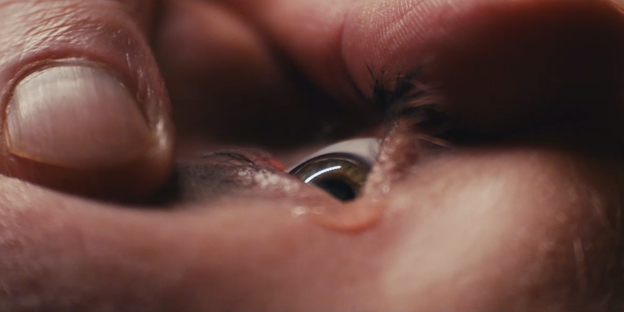 "Masking Treshold" Filmstill Auge wird offengehalten durch FInger
