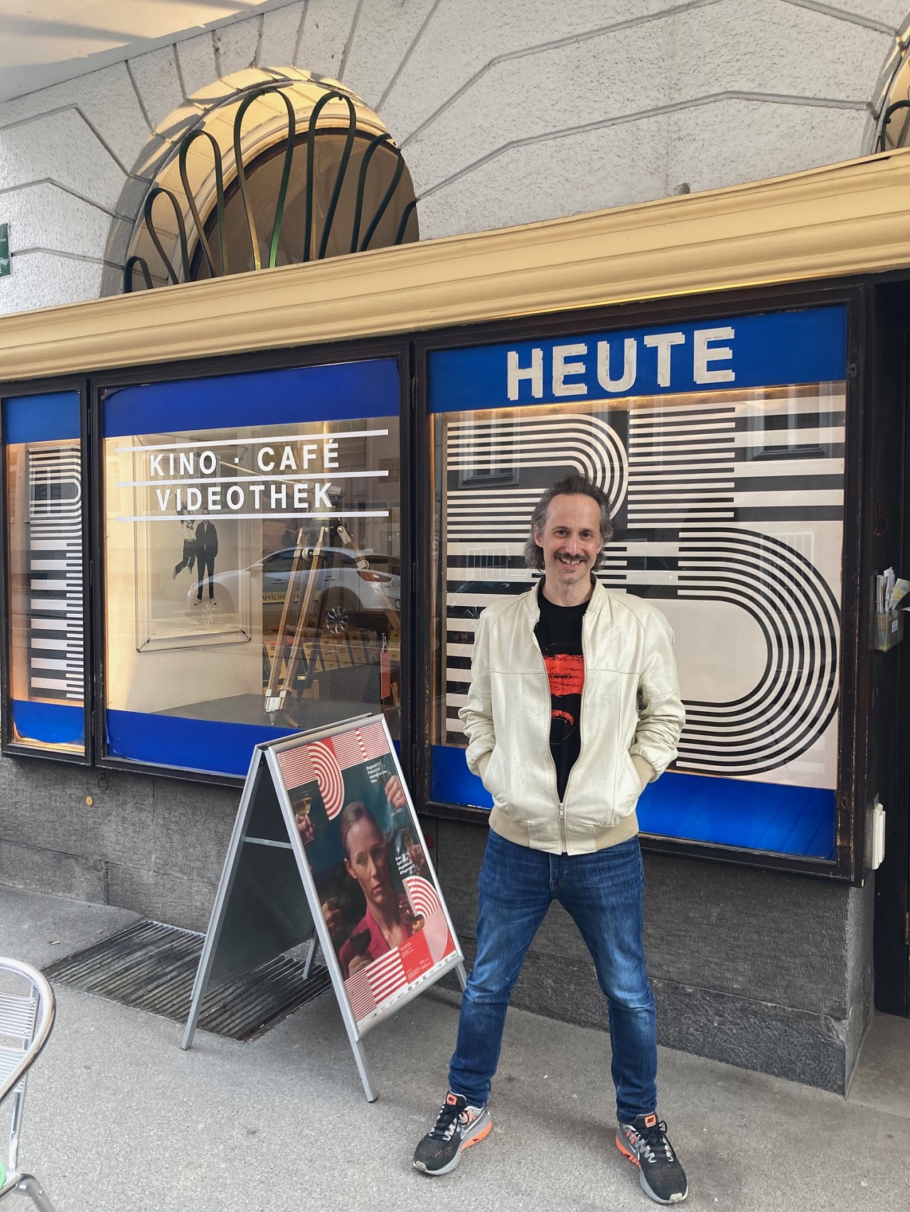 Michael Ostrowski vor dem Rechbauer-Kino in Graz auf der Diagonale 2022.