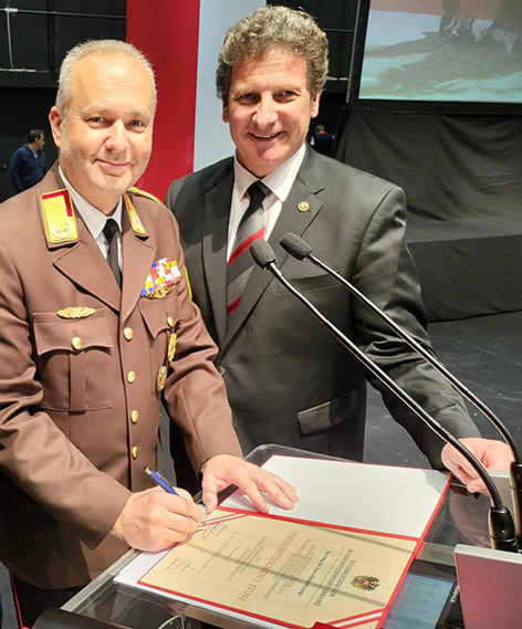 Dr. Peter Obermüller bekommt Auszeichnung