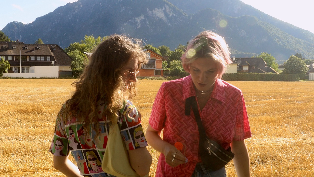 Julia Windischbauer und Elena Wolff auf einem Feld im Salzburger Land im Sommer, Szene aus "Para:Dies".