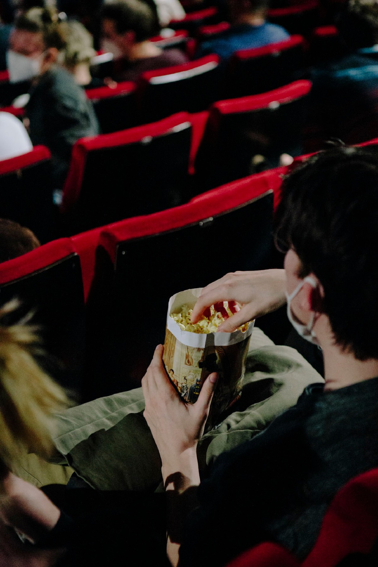 Zuschauer mit Popcorn.