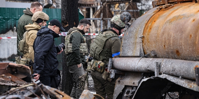 Der ukrainische Präsident Wolodymyr Selenskyj in Butscha, wo viele ermordete Zivilist*innen gefunden wurden.