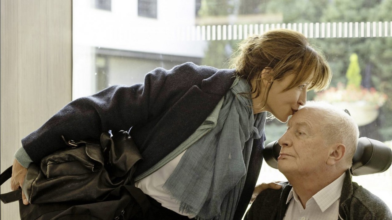 Sophie Marceau küsst André Dussolier auf die Stirn, der in einem Krankenhausbett liegt - Szene aus "Alles ist gutgegangen" von Ozon.