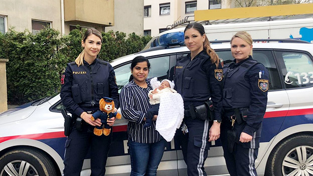 Polizistinnen mit Baby und Mutter