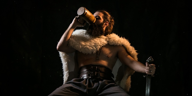 wikinger trinkt aus bierkrug