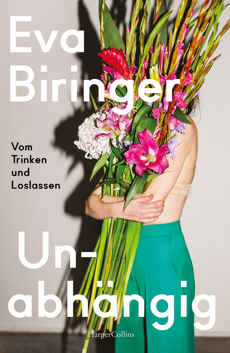 Buchcover: Eine Frau umarmt einen riesigen Blumenstrauß